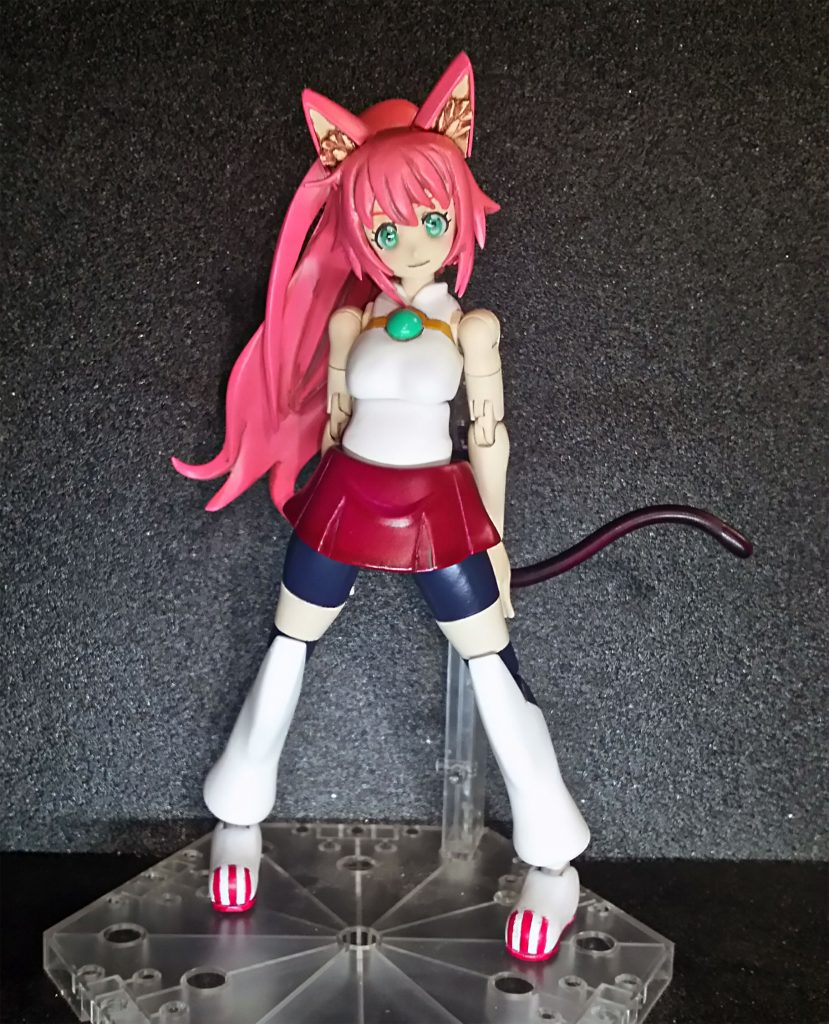 正面から。ポニーテールが重すぎて台座に引っかけないと上を向いてしまうのが欠点です
一応台座なしでも自立しますが天を仰ぐ残念なポージングになってしまいます。今後の課題・・・