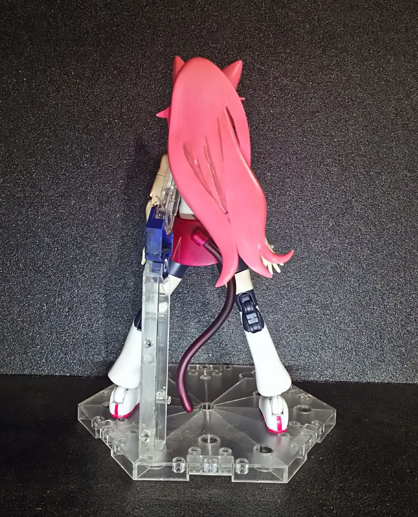 後ろから。しっぽは2軸で可動するように作ってあります。