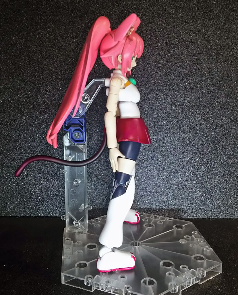 横から。ポニテは設定だともう少し厚みがあるのですが重さの関係で抑えめにしてます