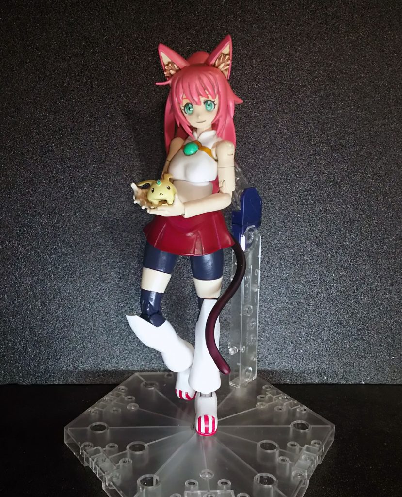 前回つくったモルちゃんと。スカートのせいで股まわりの可動はかなり制限されてしまう結果に