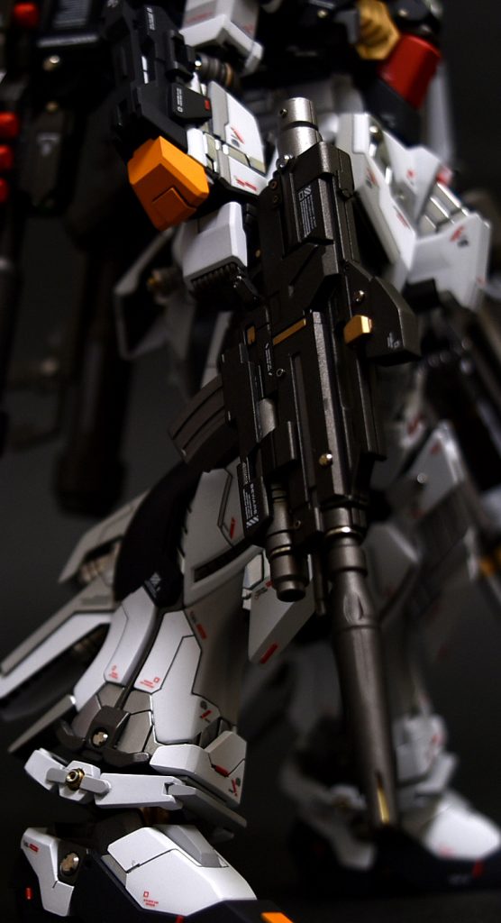 ビームライフルはフルコーンのバズーカに付いていたグレネードランチャーを切り出し、アンダーバレルに装着しました。