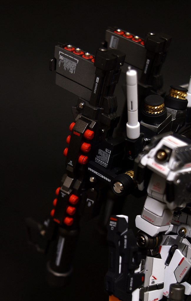 バックパックはフルコーンのパーツをばらしバズーカをマウントできるように加工。