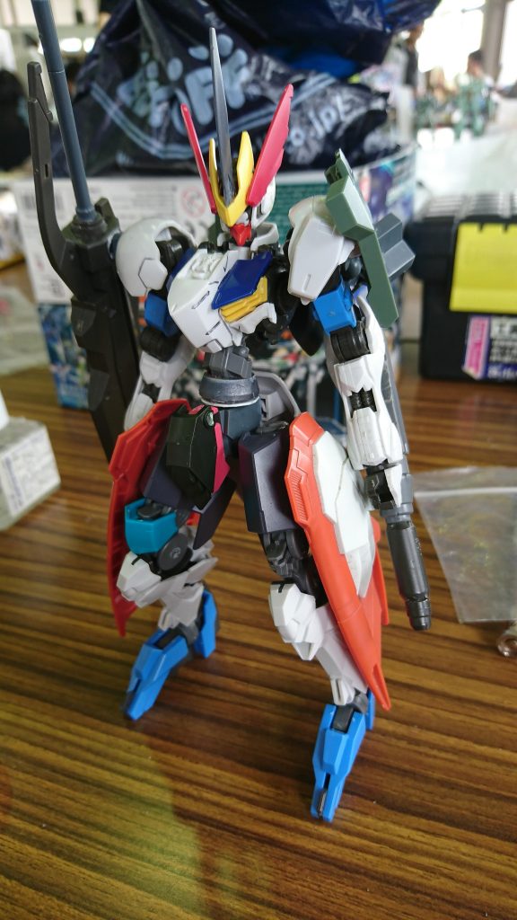 製作過程ヴァルキュリアバスターソードを持たせる予定でしたが関節を弱くするので新しく武器を新調しましたパーツにスローネツヴァイを使用し若干鉄血風ツヴァイに見えてきて足もツヴァイに変更カラーリングはACVのハングドマンというACのカラーをモチーフにメインカラーはミディアムブルーとティターンズブルーを混ぜて黒を少々混ぜ丁度よくなりました(^^ゞ(分量はすべて適量です(T_T))オレンジはそのまま使用しました