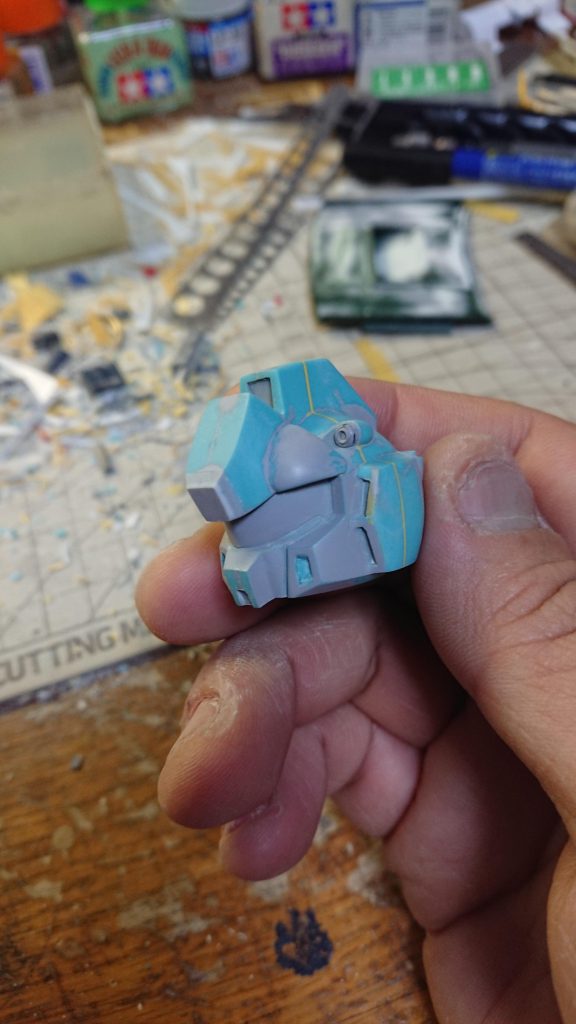 頭部はＧジェネシリーズの物を手直しして使用しています。元キットの野暮ったいディテールを手入れしてやると共に、首のポリキャップをＳＤフレームに合わせて交換する感じ。