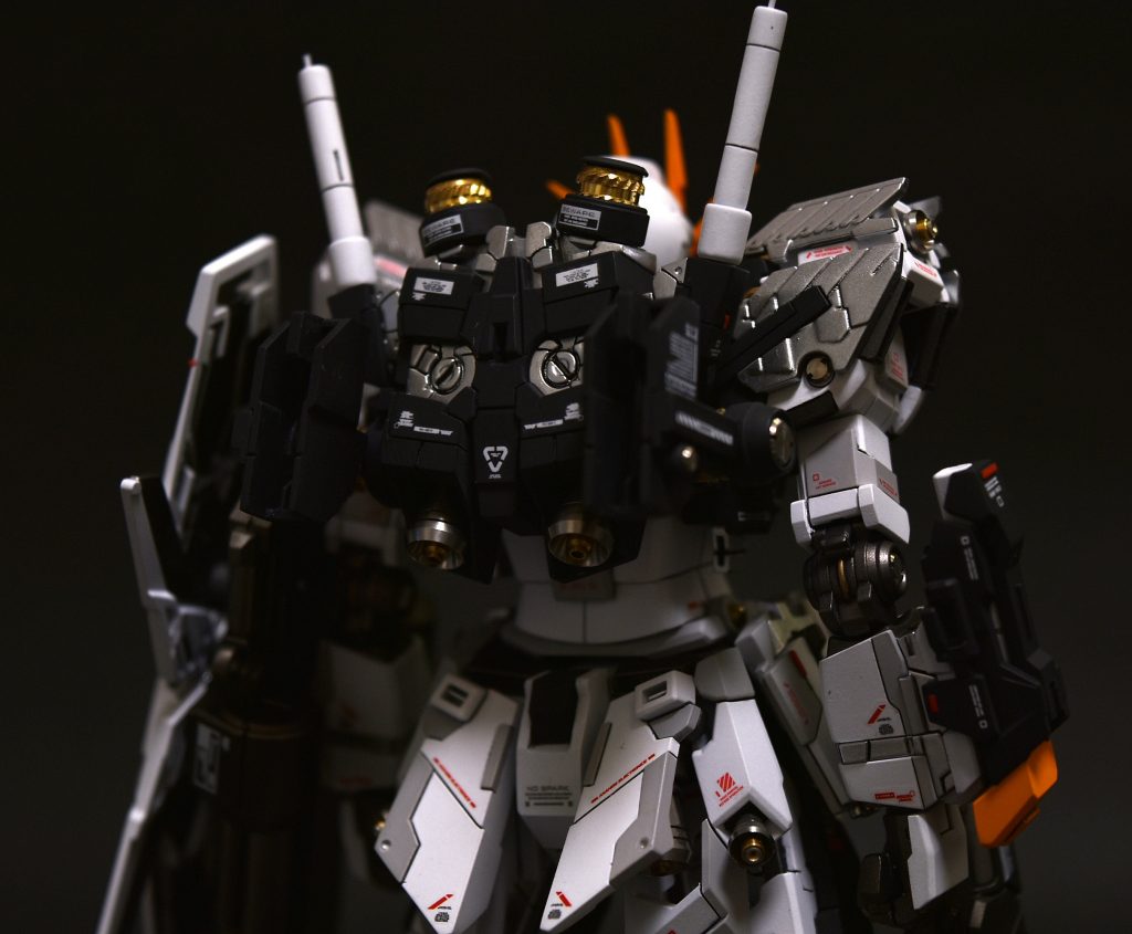 コアブクロックシステムは廃止しました。背中のコアファイター翼ディテールを削り落としプラ板を貼りディテールを掘りました。