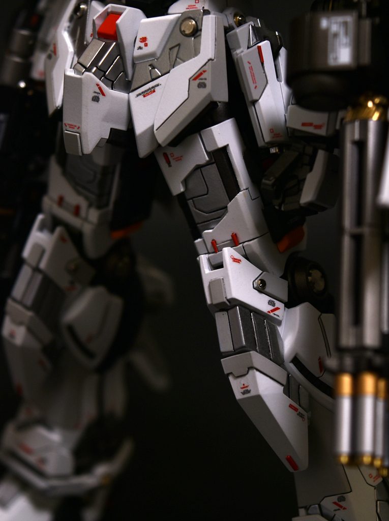 太ももはユニコーンの装甲をばらし取付