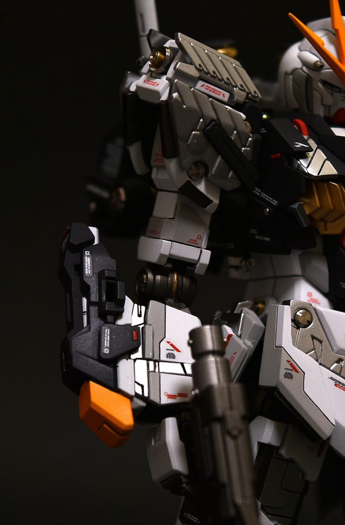 二の腕をユニコーンの物に差替え