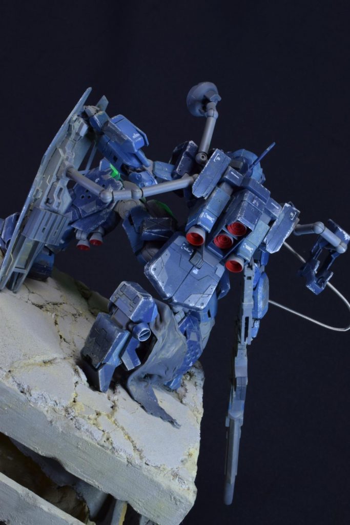 バックパックは大型させつつサブアームを搭載。レドームやライフルハンガーなどを装備出来ます。設定的にはサブアーム先の武装を取り替えが可能です。