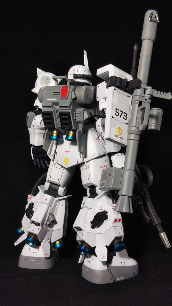 リヤビュー
バックパックはORIGIN版のモノよりもHGUC版のモノの方がデザイン的にも大きさ的にもマツナガ仕様の理想に近かった為、HGUC版のモノを移植
脹脛も様々なグレードを参考に作り替えてあります
右肩の武装ホルダーはHGUCジョニーライデン専用ザクのモノをシールドに収まる様に加工して取り付け