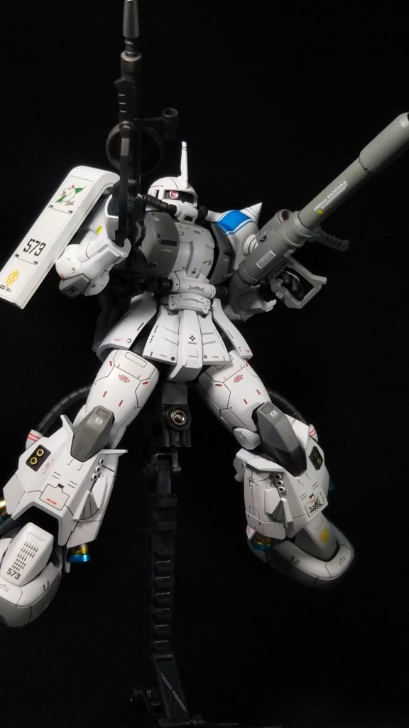 ラスト
マシンガンとバズーカの2砲構え
まとめ
デカールの貼り付けや脹脛周りの加工でやや梃子摺り苦労した部もありましたが、仕上がってみるとやはり新しめのフォーマットのザクは凄く良いキットだと再認識させられます
落ち着いたらまた今までとは違った趣向のザクを作ってみたいと思いまする
最後までご覧頂き、ありがとう御座いました!
_(⌒(_´`)_