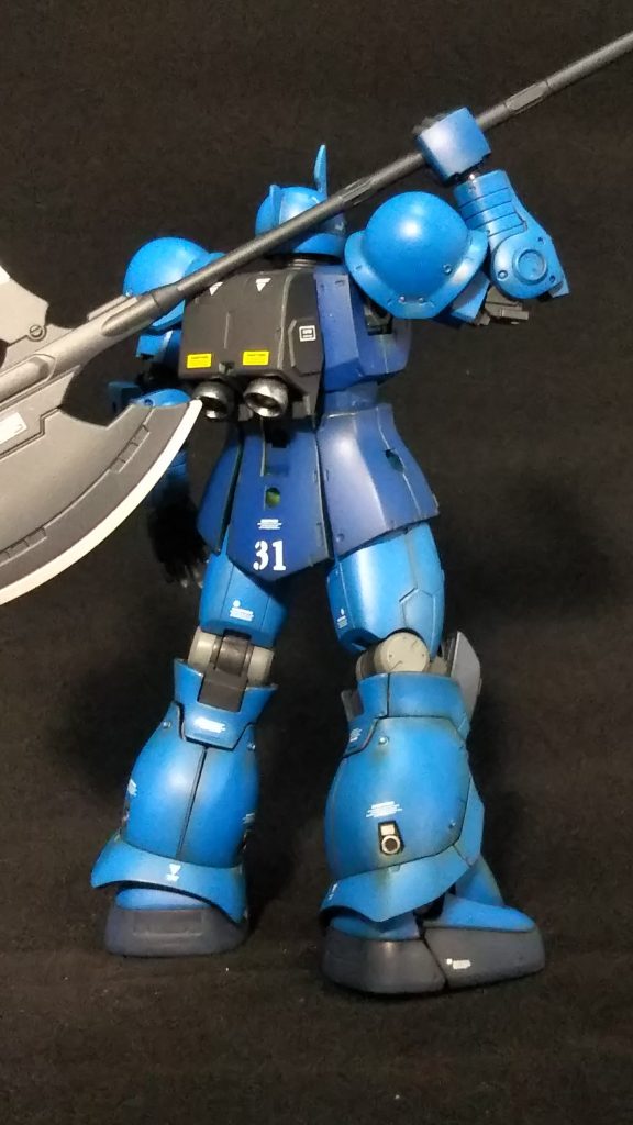 バックパックはザクⅠのモノからグフカスタムのモノに差し替えました

昨今のキット共通の特長である2つ穴に対応させる為にバックパック側にダボピンを追加し、本来パイプを繋ぐ穴をプラ板で塞いでシンプルに纏めてあります

脹脛のアポジモータも一度全てくり抜き、プラ板やパイプを用いて作り直してあります