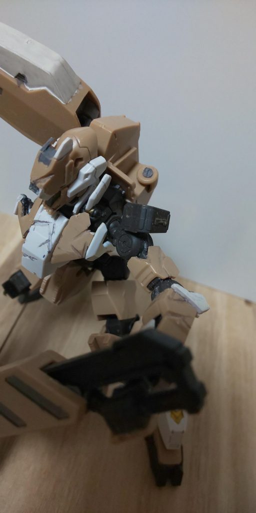 グシオンの肩部フレームは簡略化されていたので、バルバトスの肩部を移植しました。