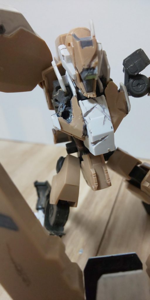 胸部右側にはダインスレイブ貫通痕