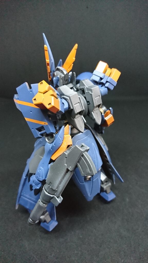 ガンダム・アバドンネクストフレームの1機体、バルバトスルプスの戦闘データを元に製作された機体近接特化型でありMSの機能を低下させるユニット「ローカスト」というナノマシン兵器が搭載されており全フレームに対して効果があるがネクストフレームには耐性があり効果がないコックピットは瑠璃が乗っていたMSの物を移植そのコックピットはアラヤシキと似ているが違うデバイスであった