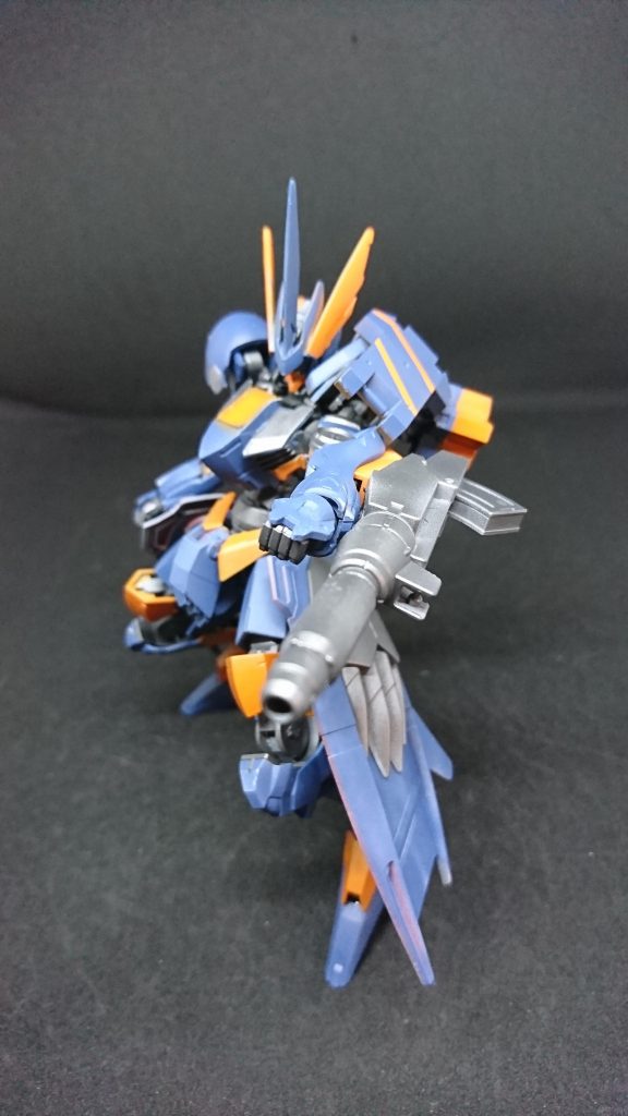 ハンドカノンアバドンの唯一の遠距離武器威力は高く反動が大きい使うとしても戦艦や輸送シップを潰すくらいにしか使わない
ローカストアバドンの背中に装備された装置に貯蔵されているナノマシン兵器作動させたとき赤い霧らしきものが発生しMS機能を低下させ戦闘力を削る主な作用はナノラミネートアーマーの強度の低下、モニター系統の異常、アラヤシキのパイロットの場合精神異常をきたす効果も備わっている、製法は不明である