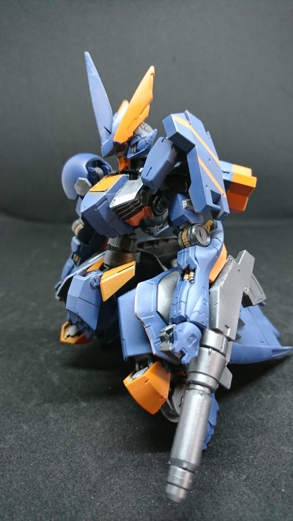 瑠璃黒髪ショートで目が青の少女性格は物静かで争いを好まない、海賊に拾われたがいい扱いはされてなかったそのせいで常に怯えていた、背中にはアラヤシキ似ているデバイスかついてるそこには「D.E.V.A」と刻印されていた
カーマインアバドンに搭載されているAI好戦的で戦闘狂で表面上では瑠璃に優しく接するが裏では自分を動かしてくれる「道具」として見ている瑠璃をそそのかし殺戮を起こしそれを楽しんでいるネクストフレームとアラヤシキは相性がいいせいかパイロットを乗っ取ることはたやすいようだ