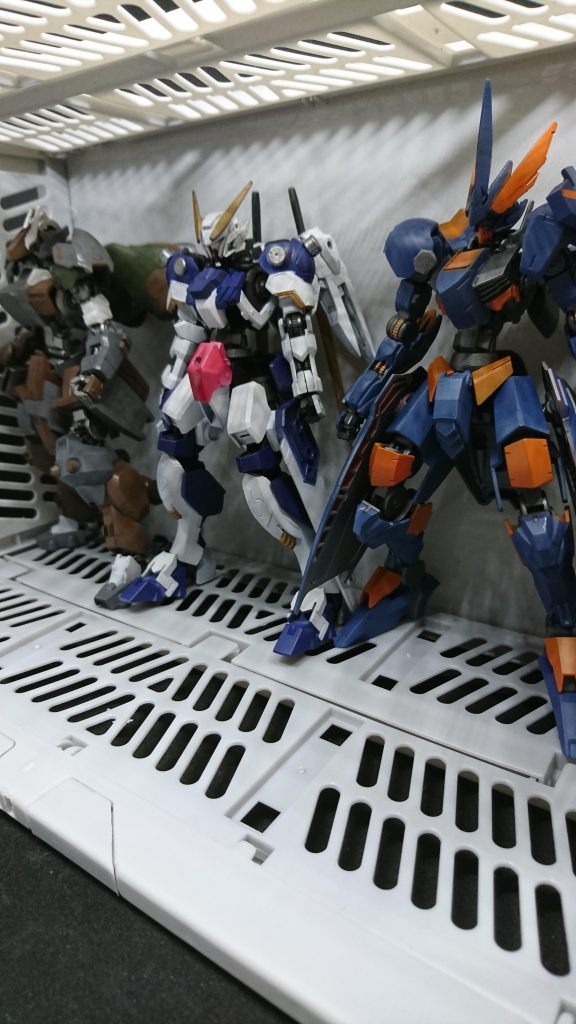 三機目が完成して並べてみると同じ機体フレームを並べてみるとますますバリエーションを増やしたくなってきます(^^ゞ