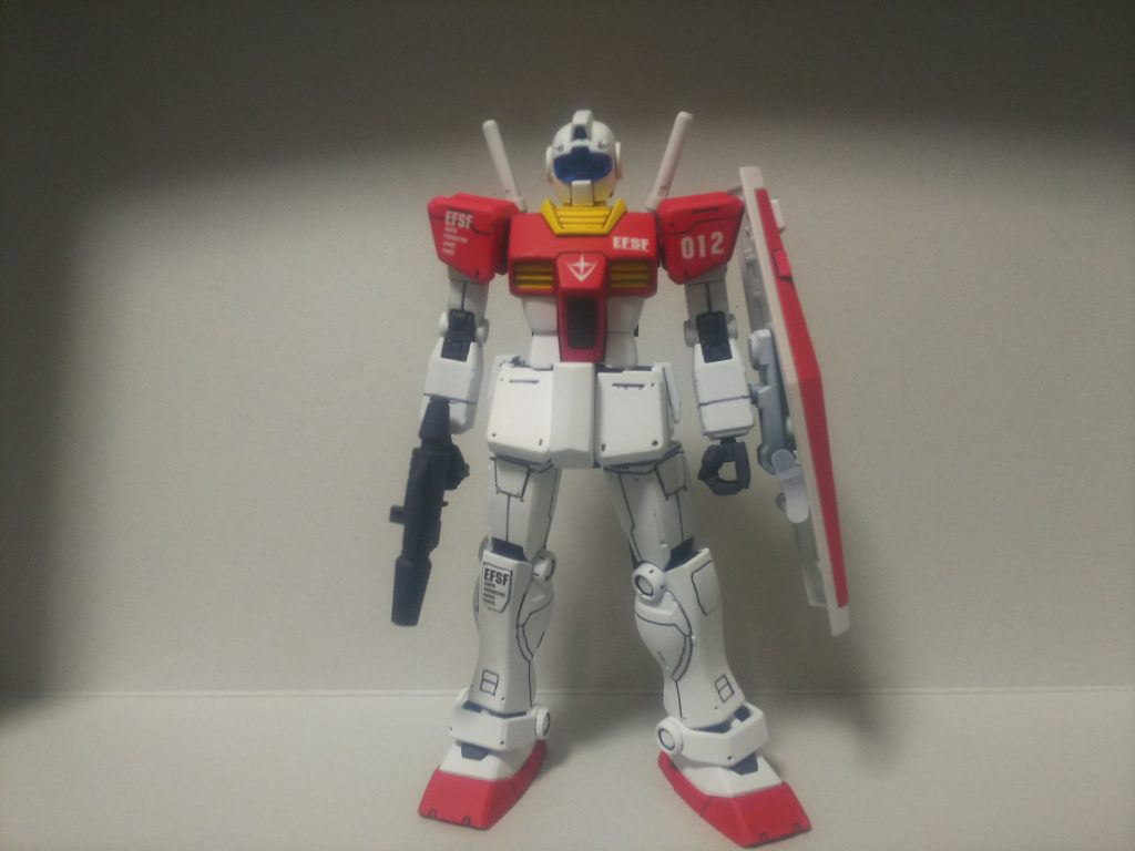 正面から。
サーベル二本だから、ギレンだと指揮官機？