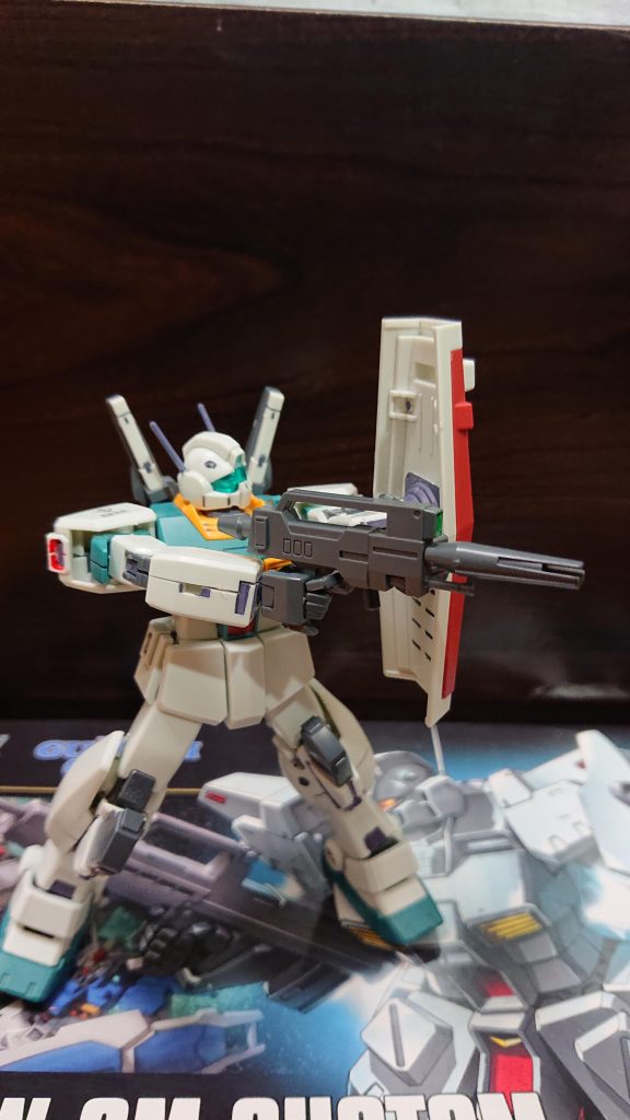 ↑ビーム・ライフルを撃つレンのジムIII
◆レン「こいつ、ちょこまかと…!」
そこにドライセンのトライブレードが射出される!