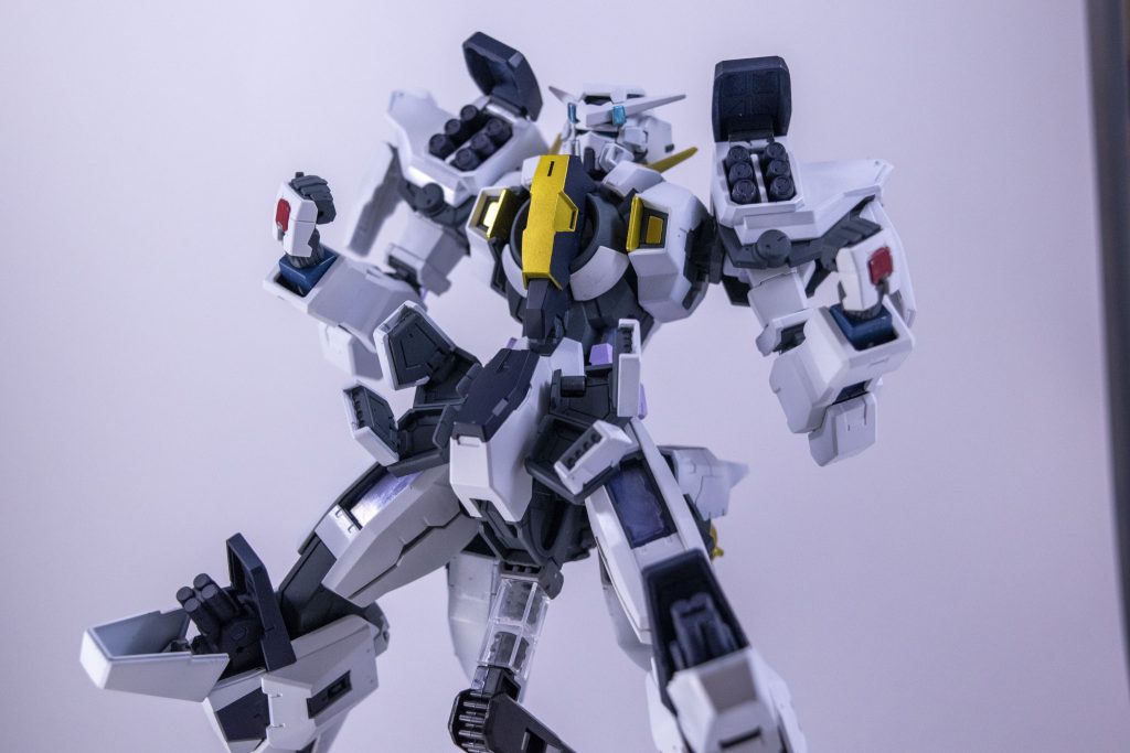 トップスアビ
分裂するミサイルを肩部から発射。
MGバスターガンダムの肩アーマーの穴を広げて接続しています。