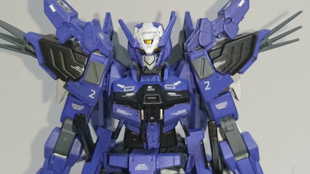 デカールと艶消しを行った状態。
頭部は30minutesのアルト指揮官用アーマー。
肩部はGサイフォスをベースに指揮官用アーマーの肩、F91のフィン、MSGの角モールドを追加しています。
胸部は指揮官用アーマーを追加。
頭部のセンサー類はクリアパーツの下にシルバーと艶出しクリアーを塗っているので光を拾って光ります。