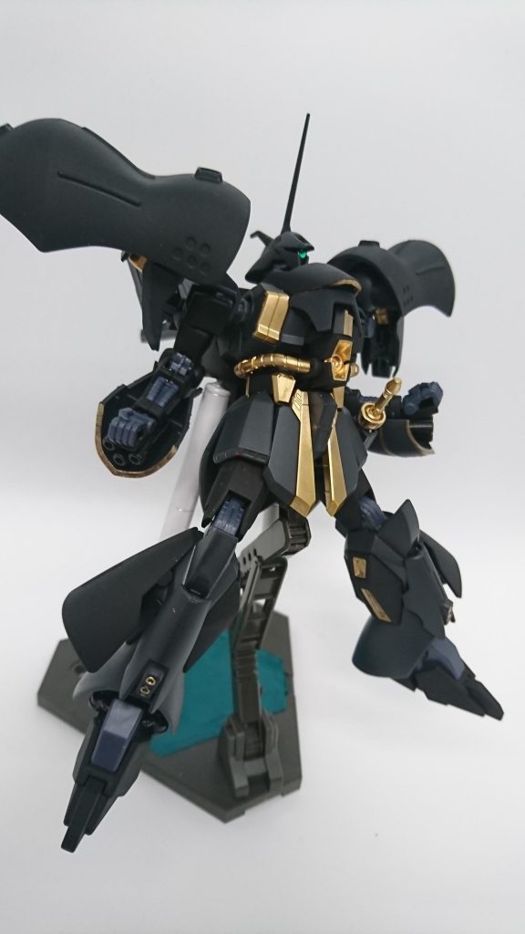 両肩はハイゴッグの肩。
胴体と脚はサザビーを張り付けて、バックパックはシナンジュをベースに作成。
両腕はドライセンのガトリング。
簡単なミキシングながらもカラーとシルエットが変わったため、印象が結構変わった。