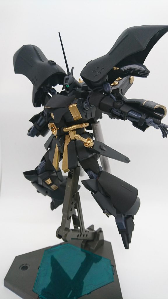 戦場を翔けるジオンの黒騎士
掲げる御旗はシャアの遺志