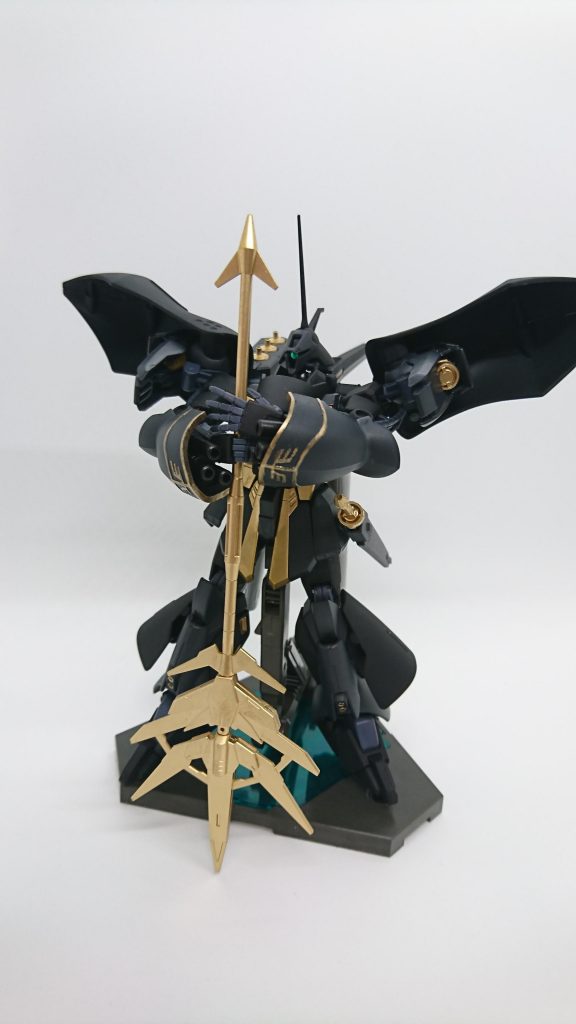 ジオンの紋章を逆さに置くなんてことはあり得ないんですが、こうすれば両手を置ける。