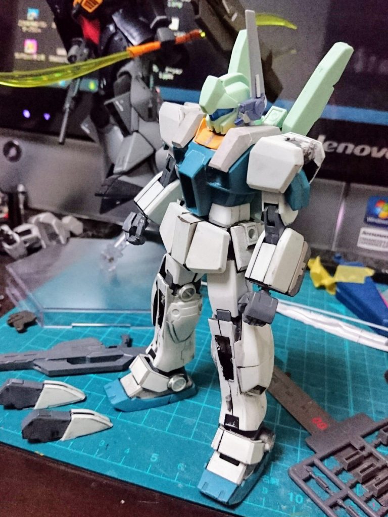 肩はパテ盛りから削り出し、プラ版を張ってます。