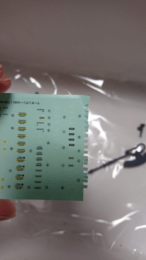 濃い色の機体にデカールをそのまま貼ると余白が目立ってしまうことを、先日作成したビギナ・ギナで学びました。なので、デカールはできる限り余白を残さないようハサミでカットして貼り付けました。