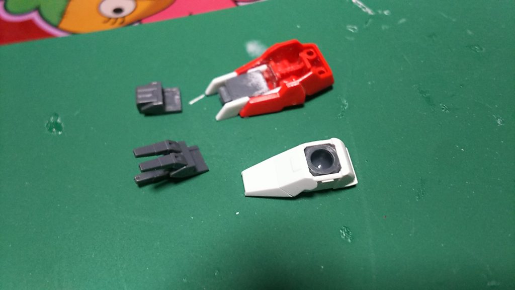 つま先をくり貫いてGNクローを埋め込んでいます。先端のパーツは付け替えで開閉を再現できます。