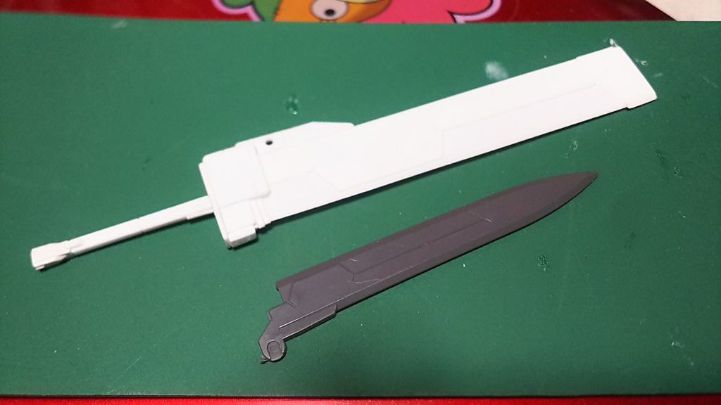 GNソードの大型化をコンセプトにした大剣をプラ板で製作してます(下は本来のGNソード)