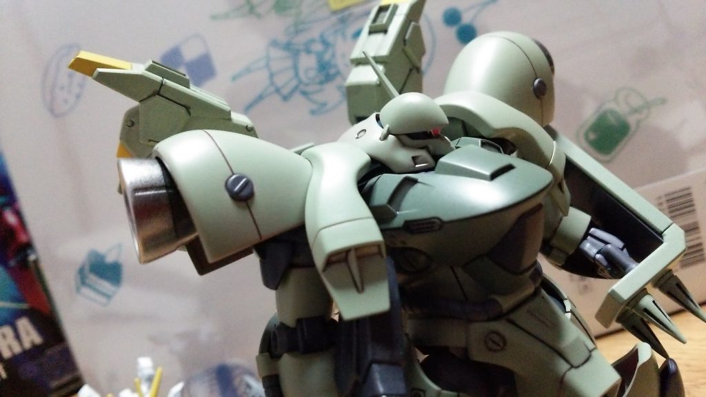 見えにくいですが、モノアイはメタルパーツとクリアパーツを組み合わせて使ってます。