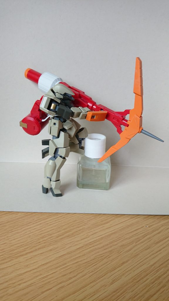 他のグレイズに対して背中のバックパックパーツが新規でダインスレイヴも中々カッコいいです。
ちなみにダインスレイヴの槍の所をボールペンの芯に変えて中にバネを入れるとダインスレイヴのボールペンが出来上がります。
先生にはバレませんでしたが友人にはバレました。