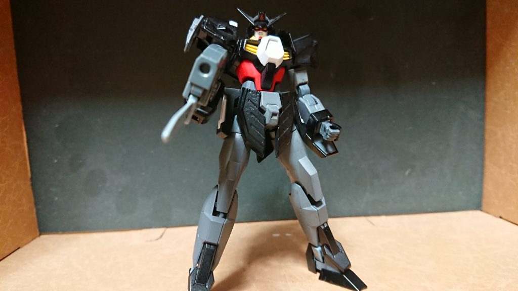 射撃武装として、ジェノアスのビームスプレーガンを改良した「ドッズビームガン」がある。銃剣としての使用も可能。威力は通常のドッズガンとほぼ同じである。ビームスプレーガンからの改良だった為、威力の向上にはそこまで繋がらなかった模様。