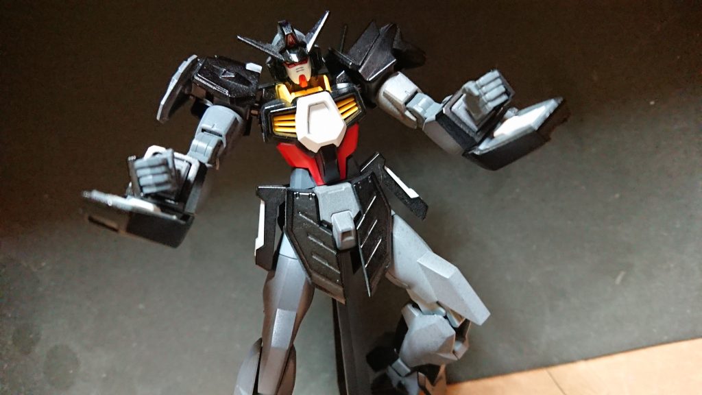 また、内蔵してるサーベル内からエネルギーを調整し、ビームガンとしての使用も可能。これはヴェイガン機体のビームガトリングを参考にしたものと思われる。