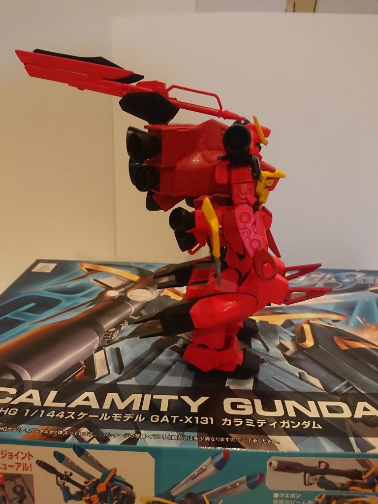 右から
ブーメランを両肩から排除して両膝に移植しました
そしてブーメランの代わりに両肩にバーニアを取り付けました
普通のカラミティの両肩に付いている高機動スラスターを両足に移植しました