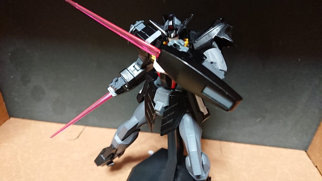 近接武器として、ビームサーベルを腕部に内蔵している。ゼロ距離での戦闘を想定し、ビームダガーとしての使用も可能である。