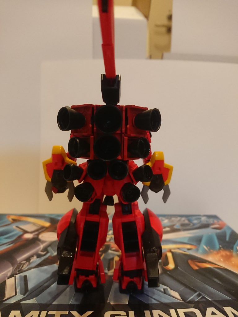 後ろから
ありったけのバーニアを付けられるだけ付けてめっちゃ早くダッシュ力がある感じにしました!
バーニアも色々な場所に付けて色々な角度にしたのでどの方向に相手が反応しても強襲出来ると思われます!
対艦刀はスラスターが当たらないギリギリの所に設置しました。