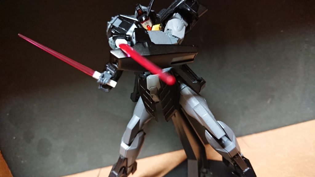 内蔵しているサーベルは取り出しての使用も可能。長時間の近接戦、消耗戦を想定していた為、近接武器を当時の機体より、多く装備していた。