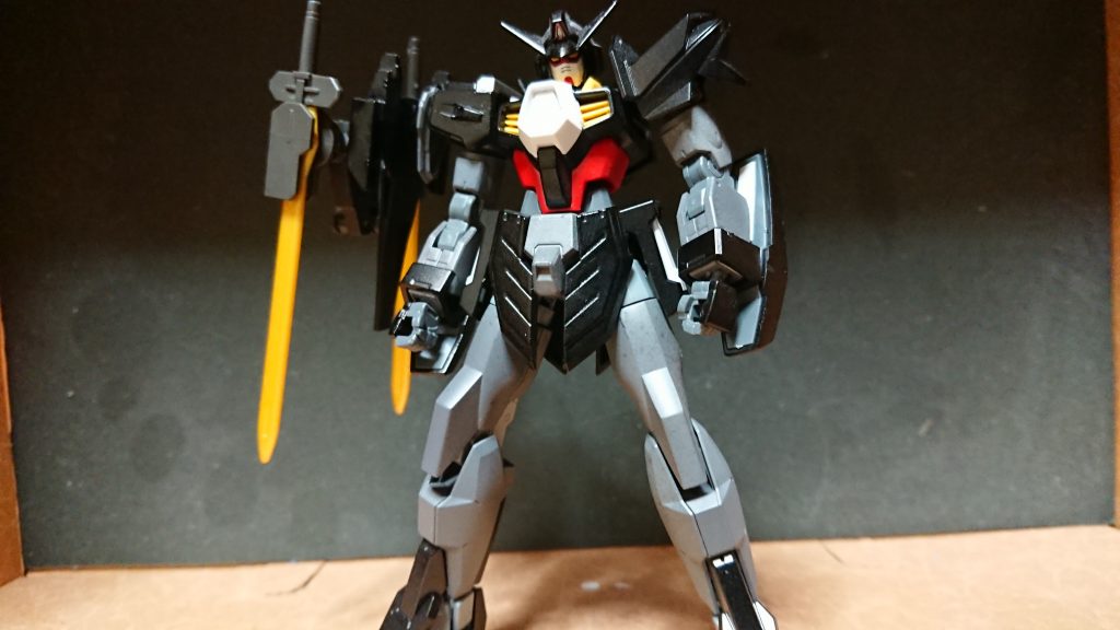 更に、この機体にはガンダムにあったウェア換装機能を容易に行える様に、右肩に追加武装を取り付けることが可能になってた。近接武器用として開発された「ブレードウェア」が右肩に装備されている。