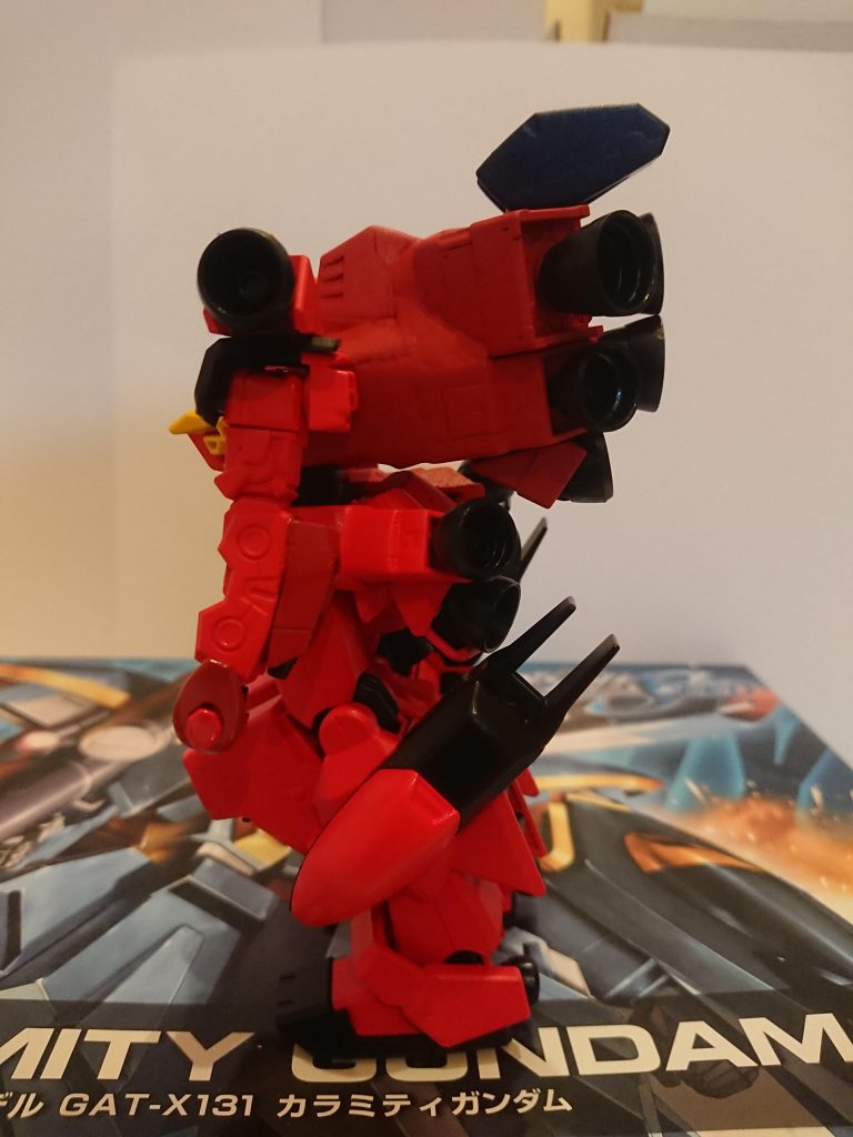 左から
対艦刀ブーメランパンツァーアイゼンを外して見ました。
足に付けた高機動スラスターも動かして見ました。
実は手はデスティニーガンダムのものになっておりビームシールドが発生させられパルマフィオキーナも付いています!