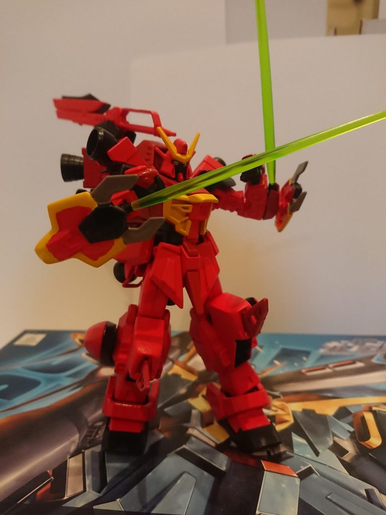 両腕にはビームサーベル兼ビームライフル(言ったもん勝ちだと思ってます)が付いていて即座に切りかかれて即座に射撃が出来ます。