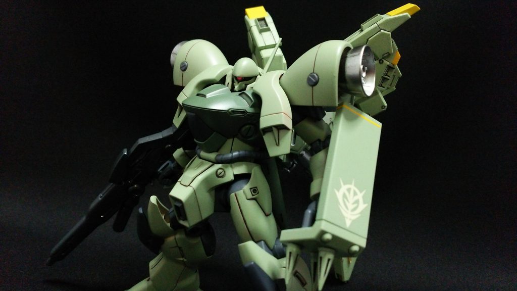 武装はゲルググMのシールドと薙刀を追加したくらいで、
シールド先端のスパイクは市販パーツのものを使ってます。