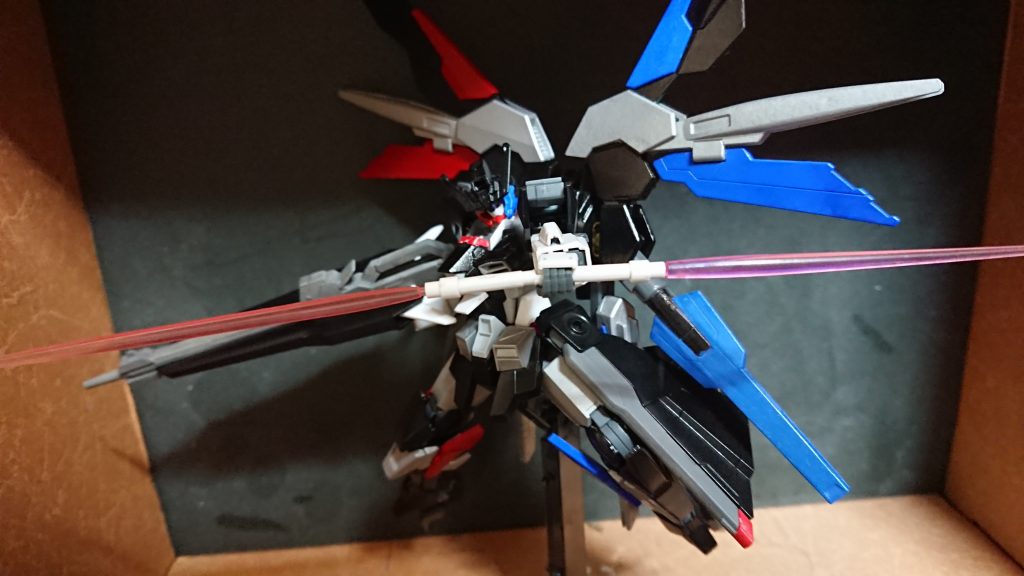 ラケルタ・ビームサーベルも装備、近接にも対応可能。