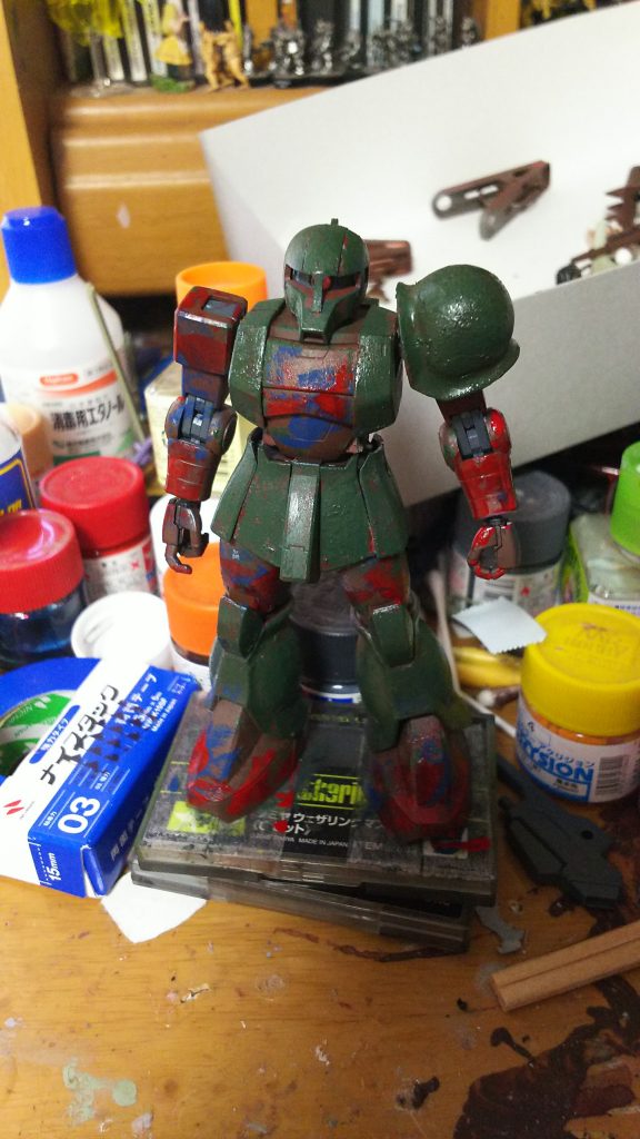 1鋳造表現になるようラッカーパテを塗りたくる
2サフ代わりの茶色系の缶スプレーを吹く
3組み立てて形にする
4心の赴くままに原色を塗りたくる
これは本体色を塗った際の泣きや滲みを期待してのことです
5生乾きのまま本体色を塗る
この時ドライブラシ気味でガシガシ塗ります
組み立てて塗るので当然筆が届かないところが出てくる
つまりそこは影になる所なので本体色よりもやや暗い色でチョイチョイ塗ります
あとは光の当たりそうな所にハイライトとして本体色よりやや明るい色を軽く塗ります
こんな感じで作りました