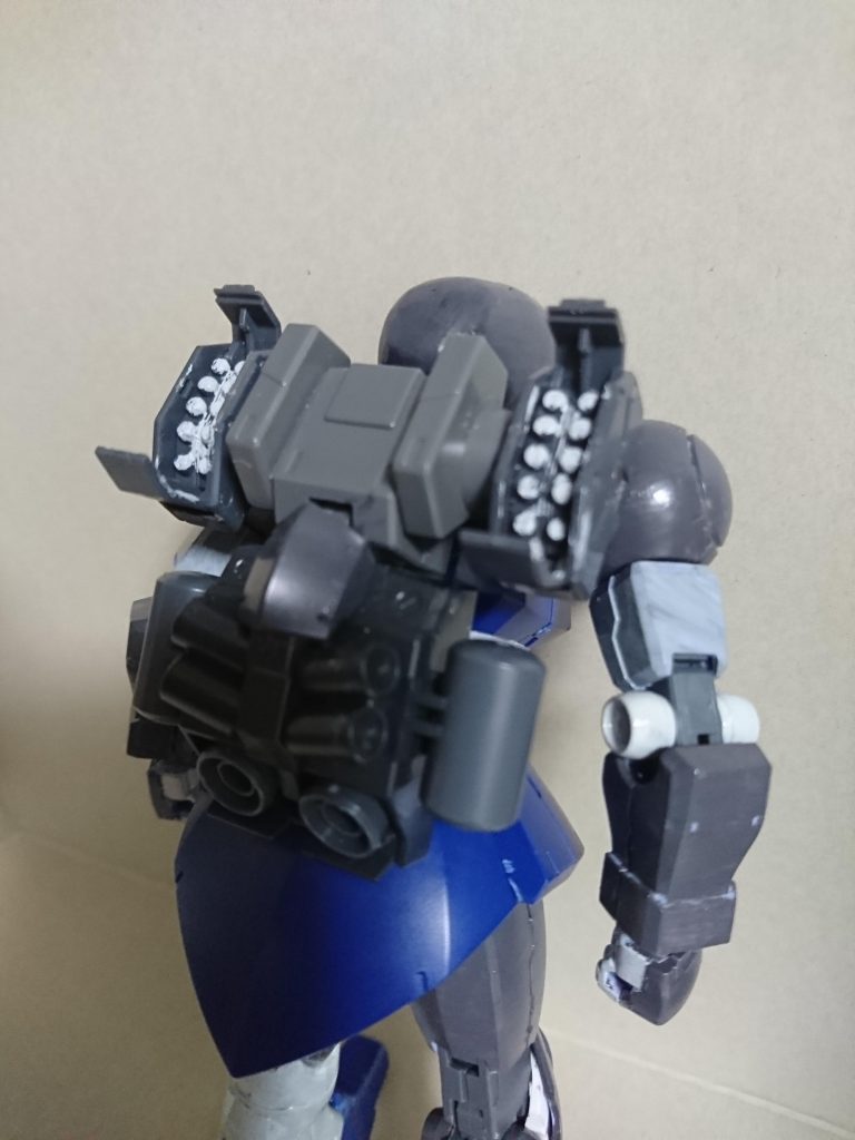 バックパックはフレームアームズのミサイルポッド、EZ-SRとゾゴッグのバックパックで作成しました。