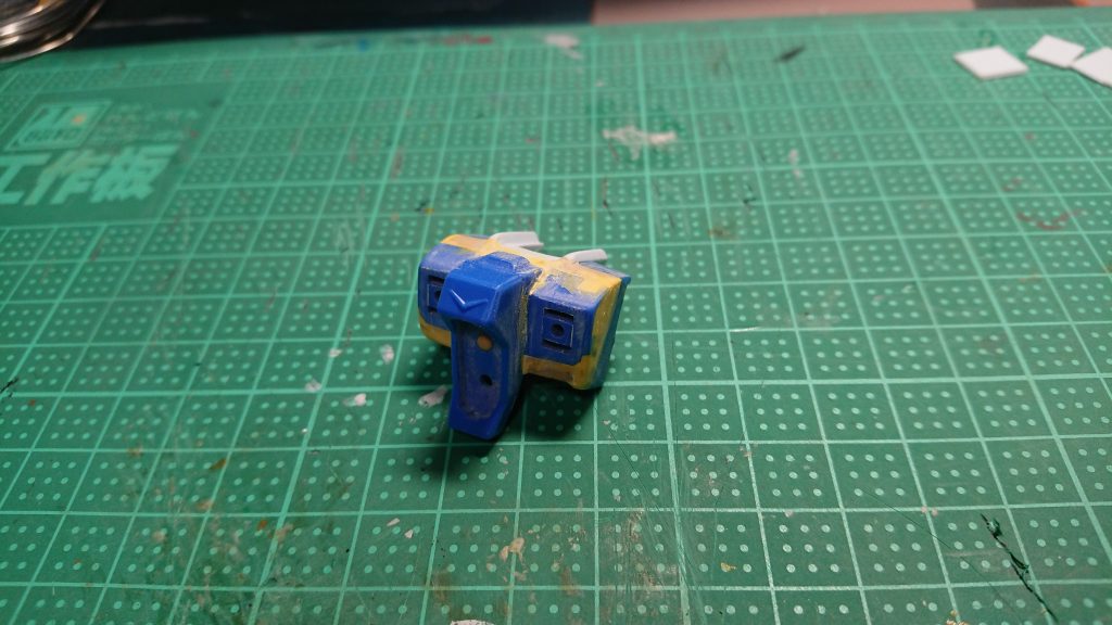 一番苦労した胴体部分。前面を削った水ガンの胴にゼフィランサスの胸部パーツをエポパテで固定後、隙間をポリパテで埋めて整形しました。