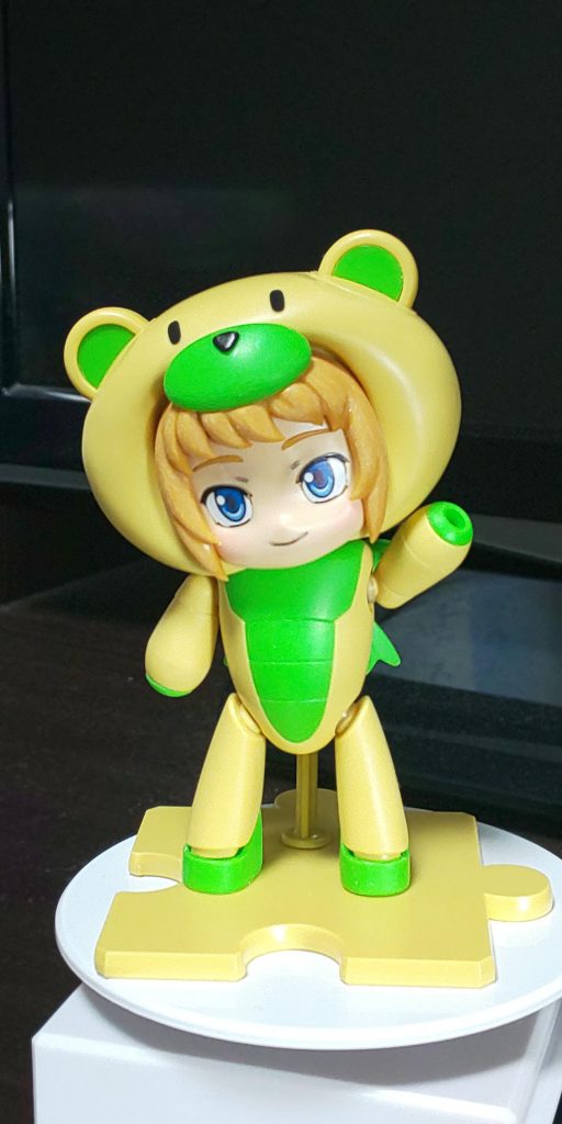 チーク部分だけ塗っています。
家人より借用した化粧品ですが、プラモ用と何ら変わるところが無いというのが愉快です。(happy)