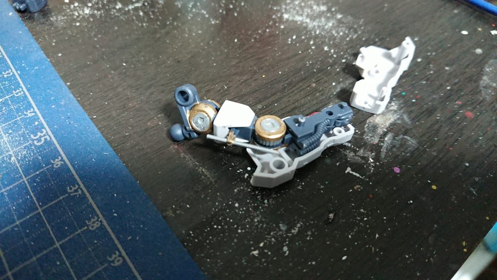 今回はポーズ固定なので難しい事考えずに済むという事で肘にシリンダー仕込んだりしてみました